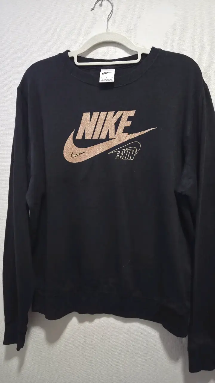Polerón negro Nike con logo dorado - 2