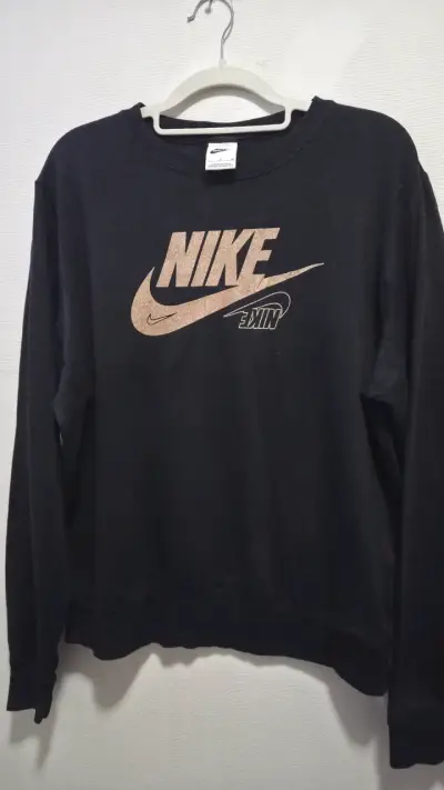 Polerón negro Nike con logo dorado - miniatura 2