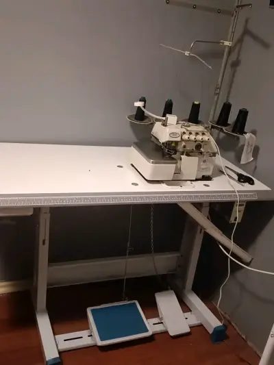 Máquina Overlock Industrial con Mesa - miniatura 1