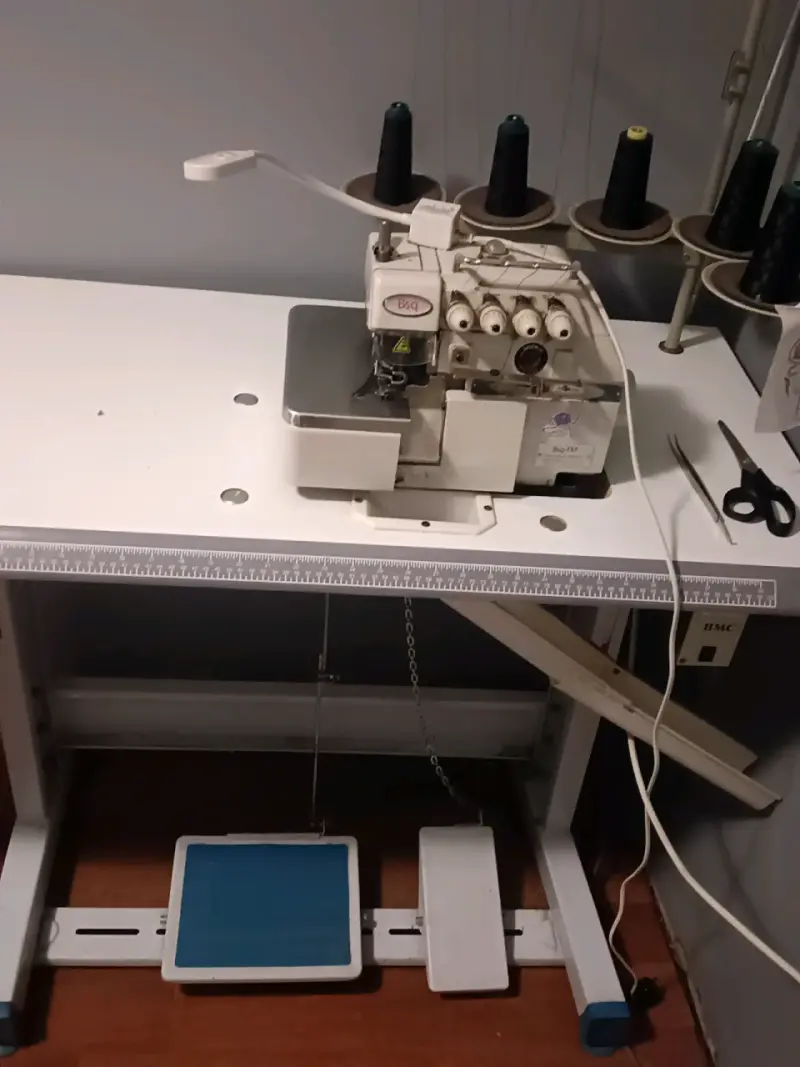 Máquina Overlock Industrial con Mesa - 2