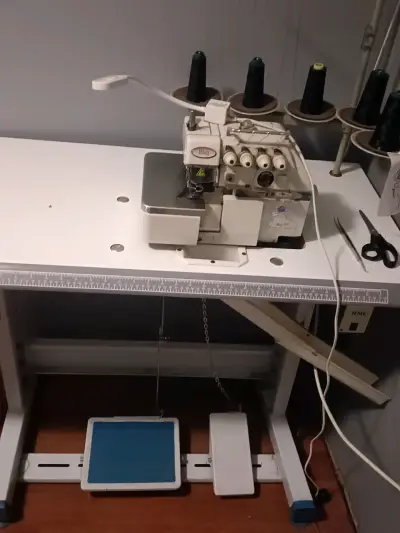 Máquina Overlock Industrial con Mesa - miniatura 2