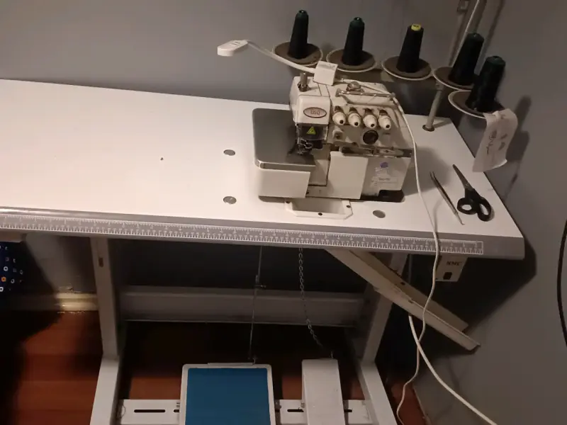 Máquina Overlock Industrial con Mesa - 3