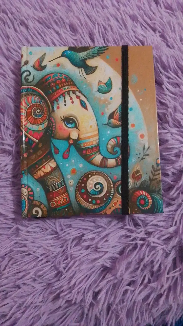 Libreta con hojas blancas con diseño de elefante