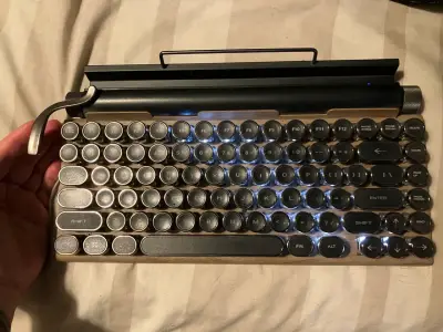 Teclado mecánico retro con retroiluminación LED - miniatura 1