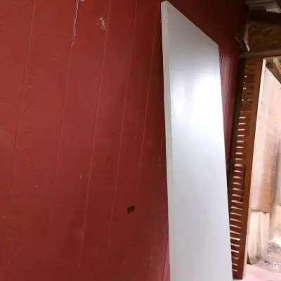 Mueble de cocina blanco con puertas y cajón - miniatura 3