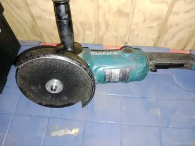Esmeril angular Makita GA7050 usado - miniatura 1