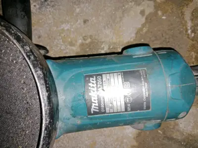 Esmeril angular Makita GA7050 usado - miniatura 2