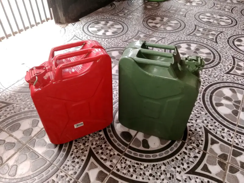 Bidones de Combustible 20L Rojos y Verdes
