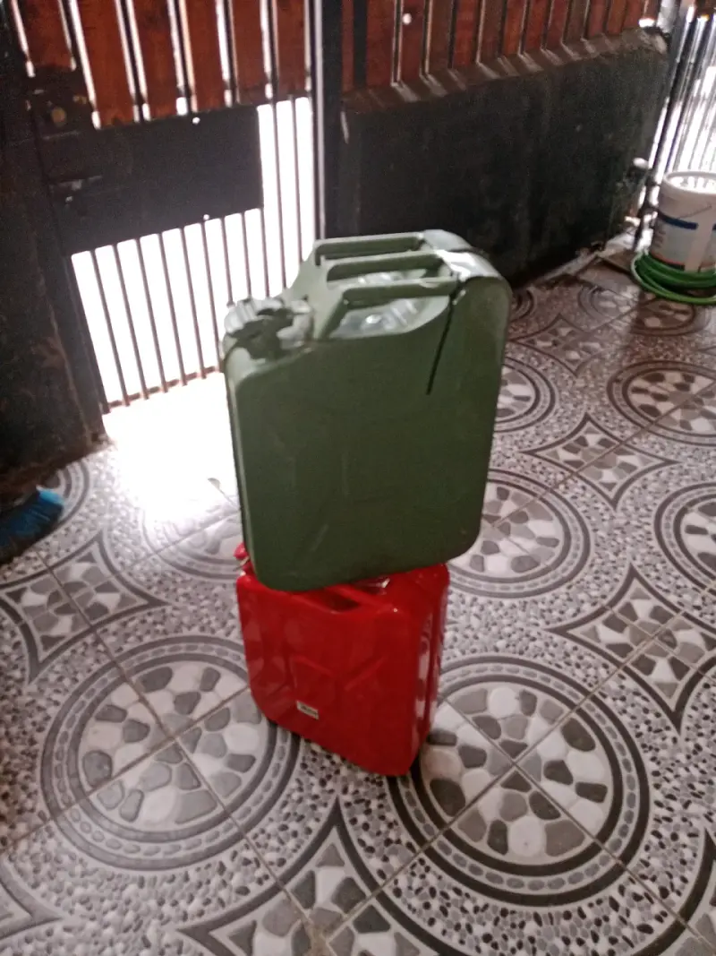 Bidones de Combustible 20L Rojos y Verdes - 2