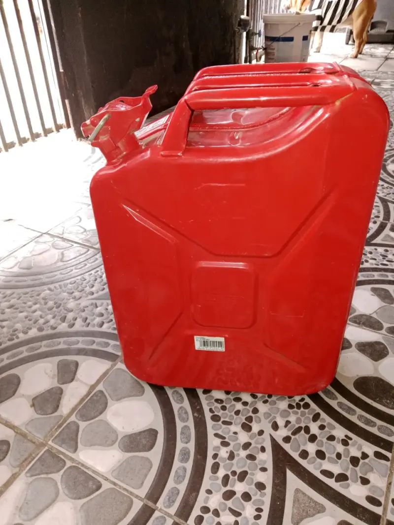 Bidones de Combustible 20L Rojos y Verdes - 3
