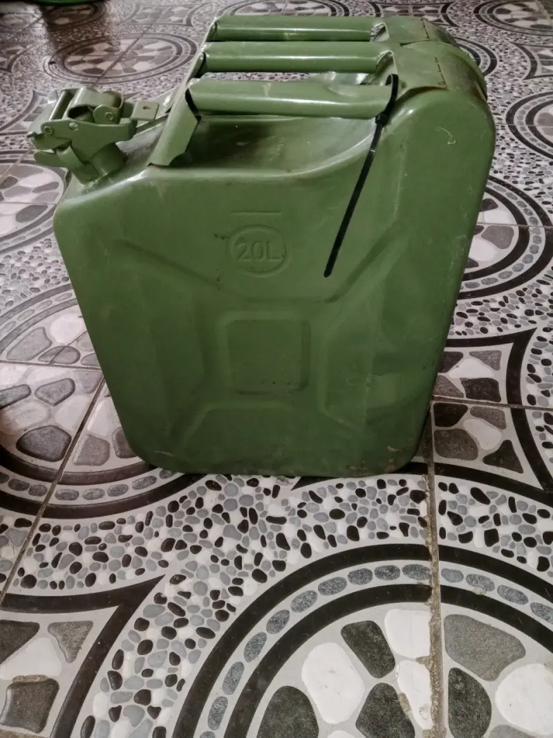 Bidones de Combustible 20L Rojos y Verdes - 4