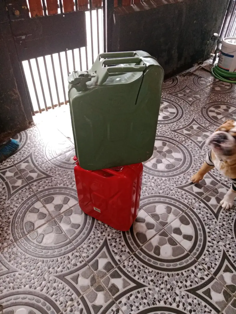 Bidones de Combustible 20L Rojos y Verdes - 5