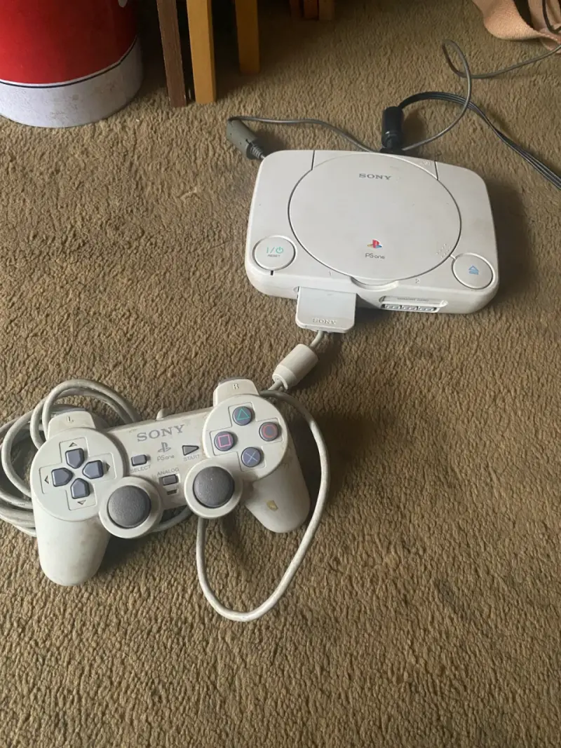 Consola Sony PS One con control y cables - 2