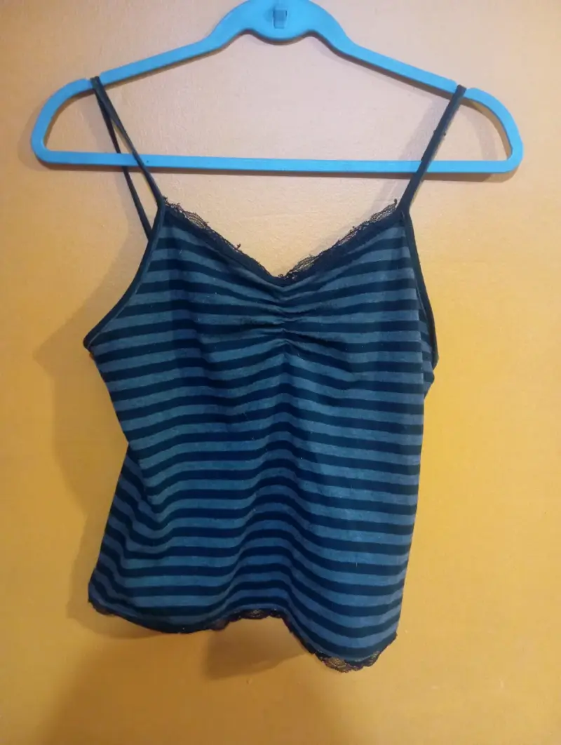 Camiseta de tirantes a rayas con encaje en escote - 1
