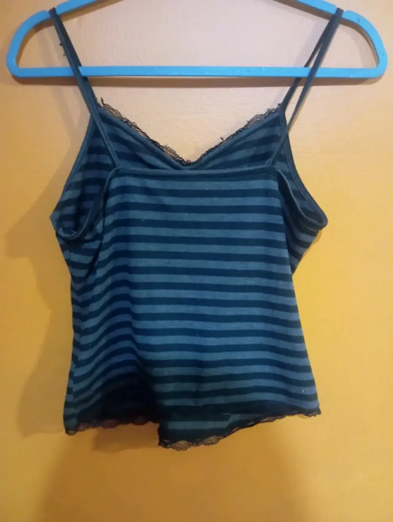 Camiseta de tirantes a rayas con encaje en escote - 2