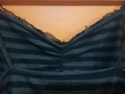 Camiseta de tirantes a rayas con encaje en escote - miniatura 3