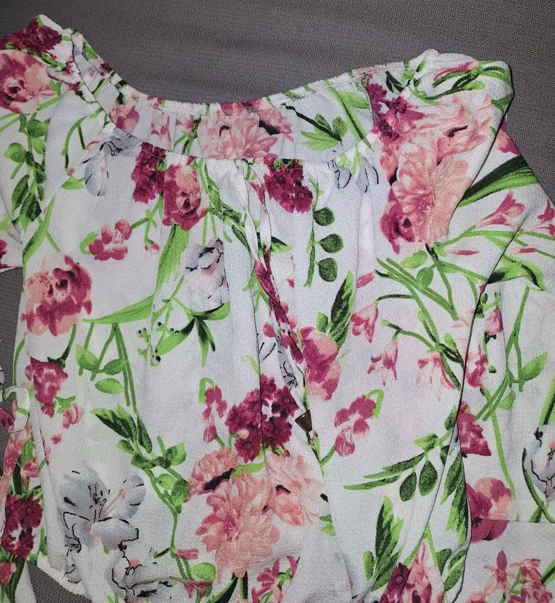 Blusa floral de mujer con hombros descubiertos - 1