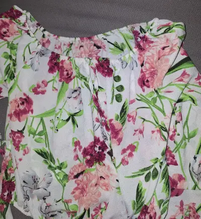 Blusa floral de mujer con hombros descubiertos - miniatura 1