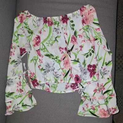 Blusa floral de mujer con hombros descubiertos - miniatura 2