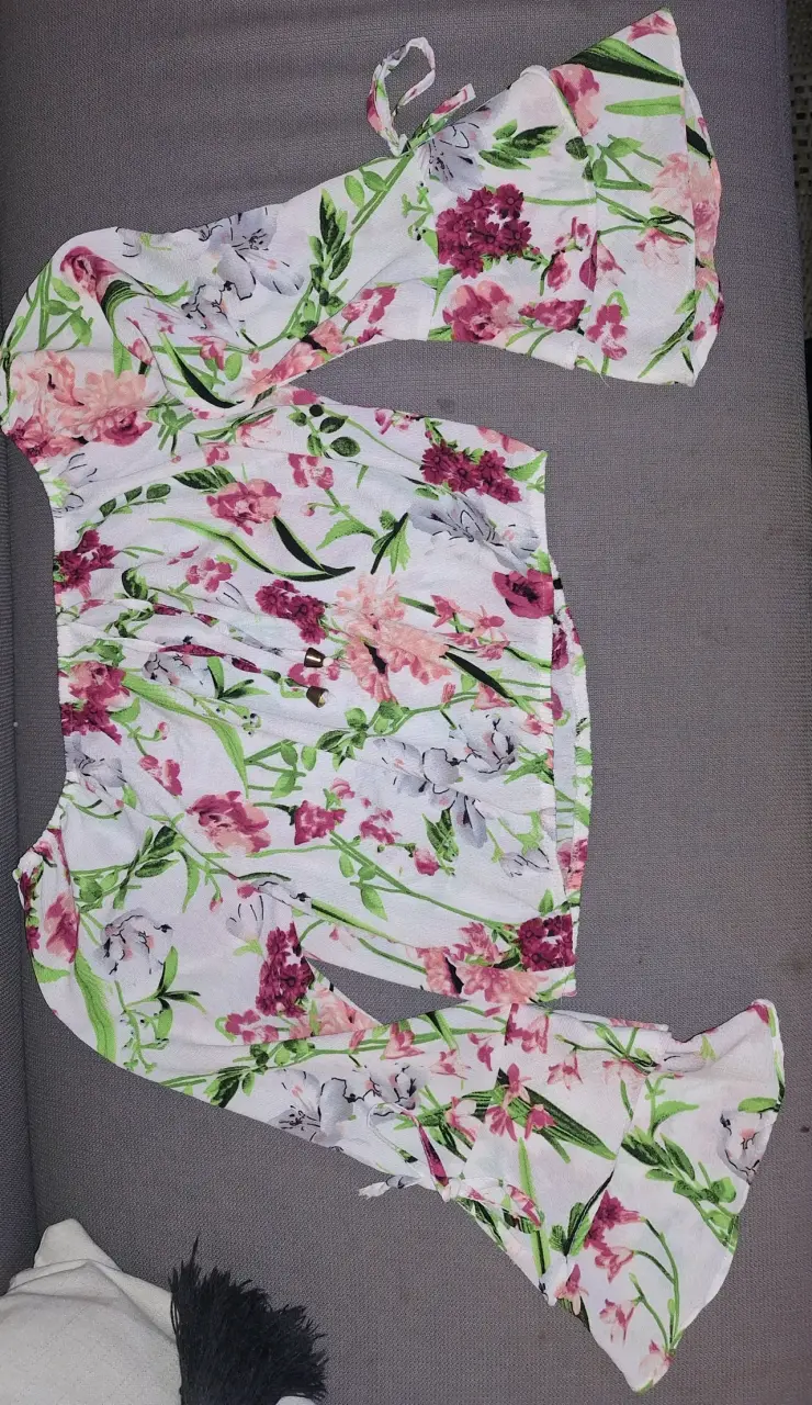 Blusa floral de mujer con hombros descubiertos - 3