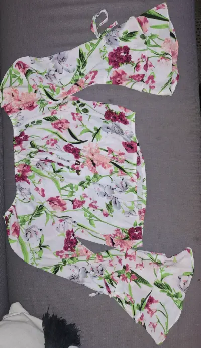 Blusa floral de mujer con hombros descubiertos - miniatura 3