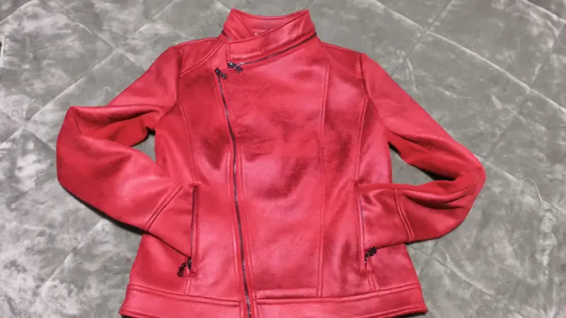 Chaqueta roja de mujer Desigual con diseño interior
