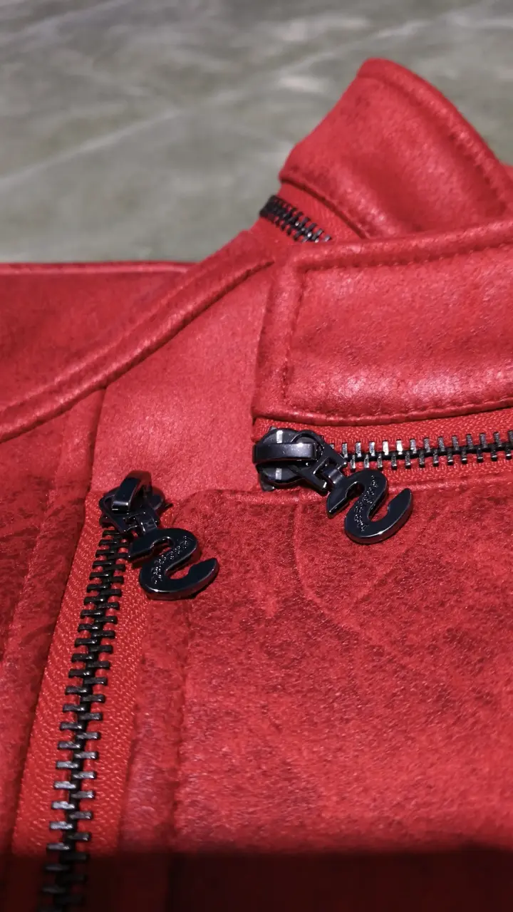Chaqueta roja de mujer Desigual con diseño interior - 2