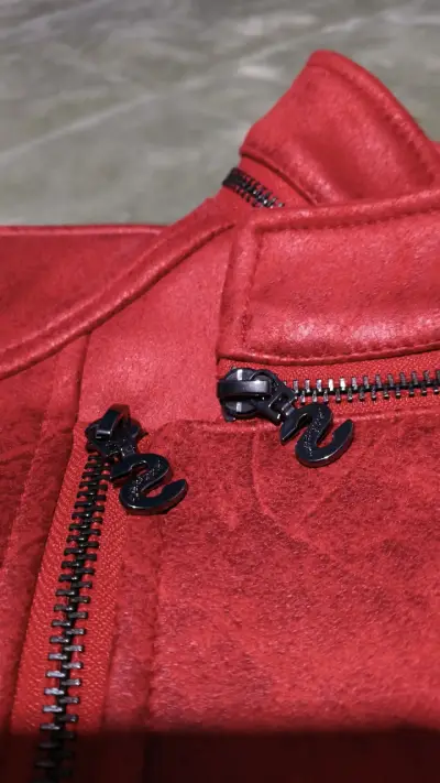 Chaqueta roja de mujer Desigual con diseño interior - miniatura 2