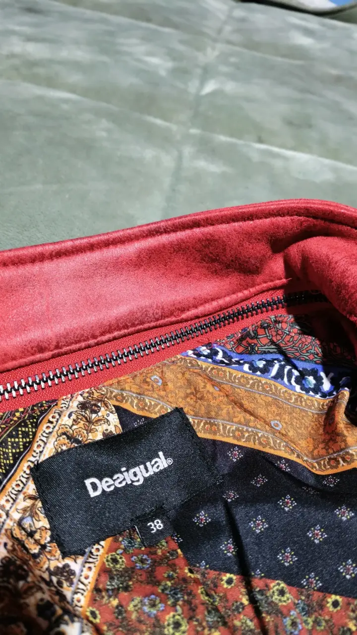 Chaqueta roja de mujer Desigual con diseño interior - 3
