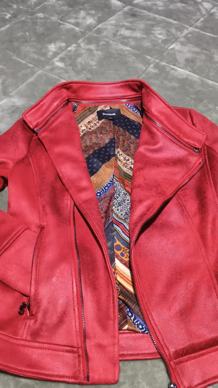 Chaqueta roja de mujer Desigual con diseño interior - 4