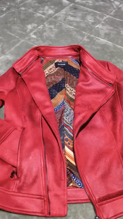 Chaqueta roja de mujer Desigual con diseño interior - miniatura 4