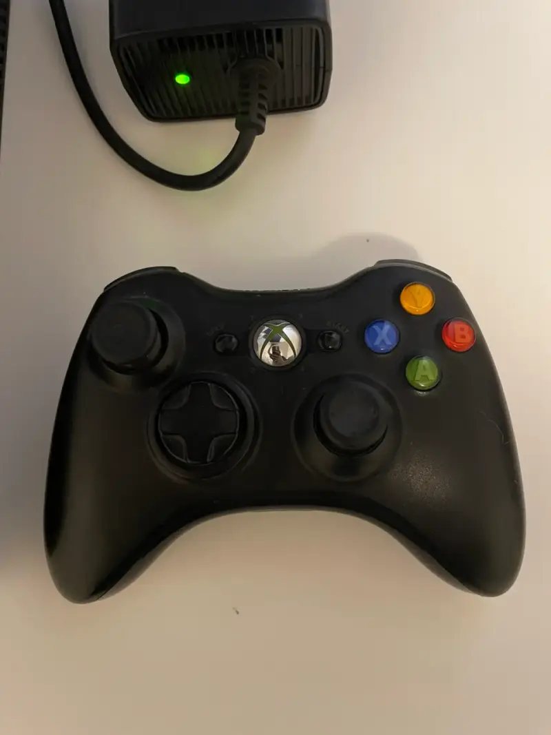 Consola Xbox 360 con juegos, control y kinect - 3
