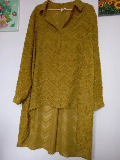 Blusa larga mostaza con textura chevron - miniatura 1