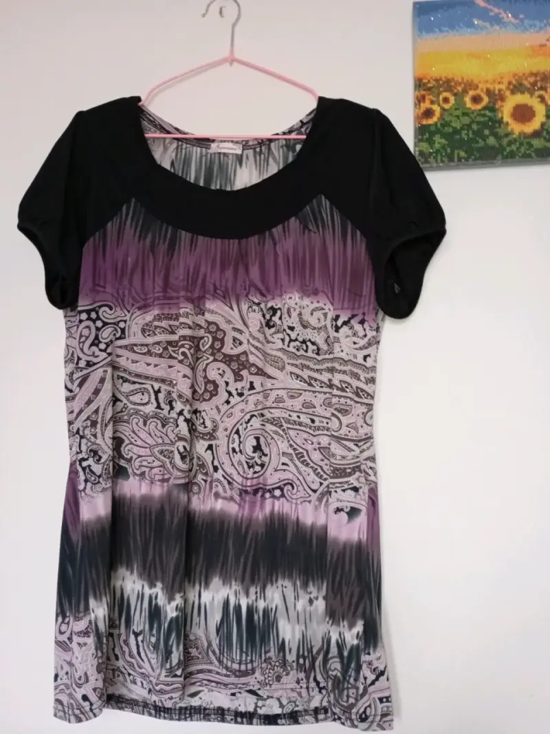 Blusa estampada morada y negra para mujer