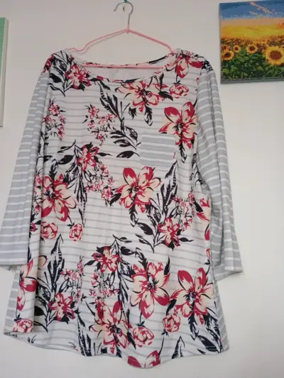 Blusa de mujer con estampado floral y rayas - miniatura 1