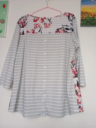 Blusa de mujer con estampado floral y rayas - miniatura 2