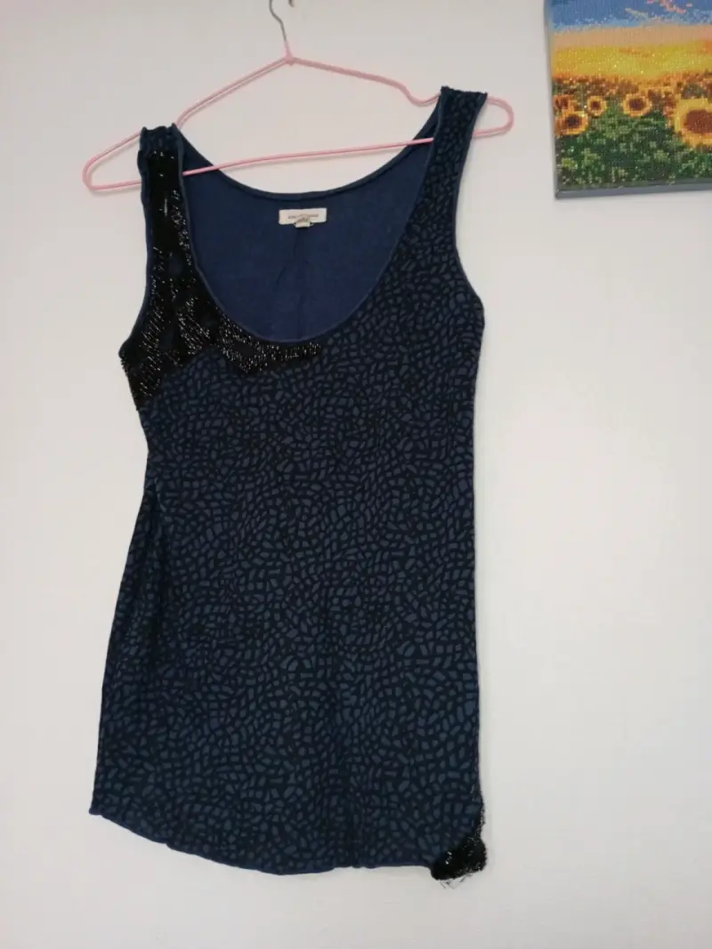 Polera sin mangas azul con detalles de lentejuelas - 1