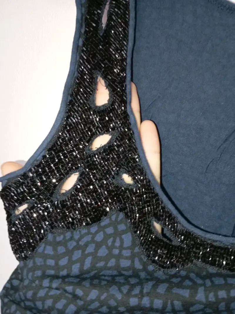 Polera sin mangas azul con detalles de lentejuelas - 2