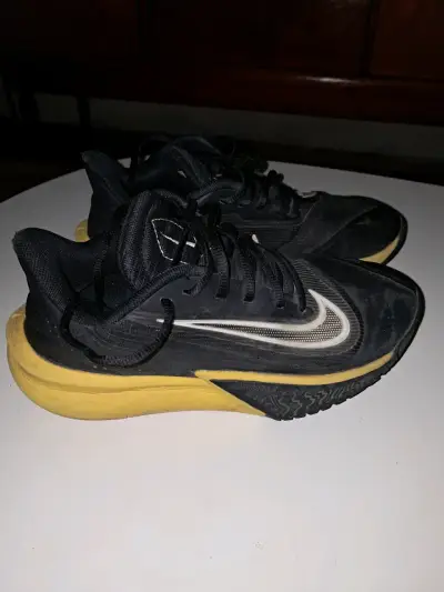 Zapatillas deportivas Nike negras y amarillas - miniatura 3
