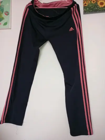 Pantalones deportivos Adidas negros con franjas rosas - miniatura 1
