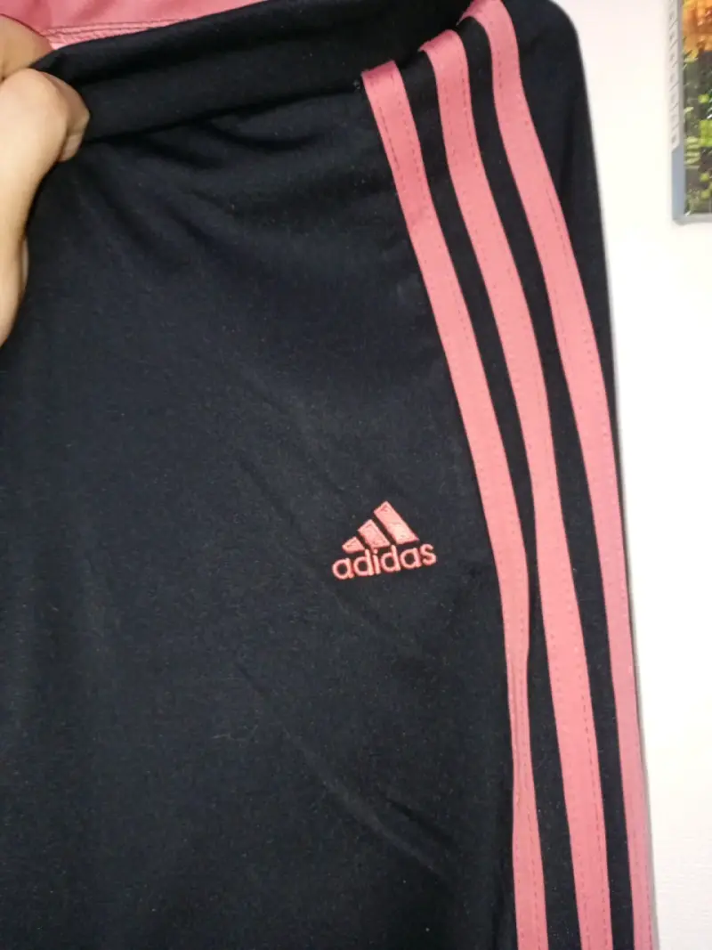 Pantalones deportivos Adidas negros con franjas rosas - 2