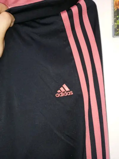 Pantalones deportivos Adidas negros con franjas rosas - miniatura 2
