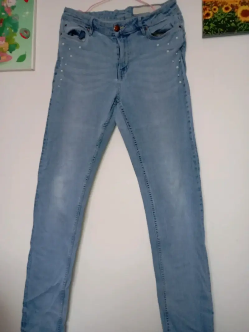 Jeans de mujer azul claro con perlas decorativas - 1