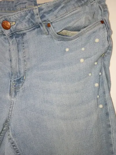 Jeans de mujer azul claro con perlas decorativas - miniatura 2