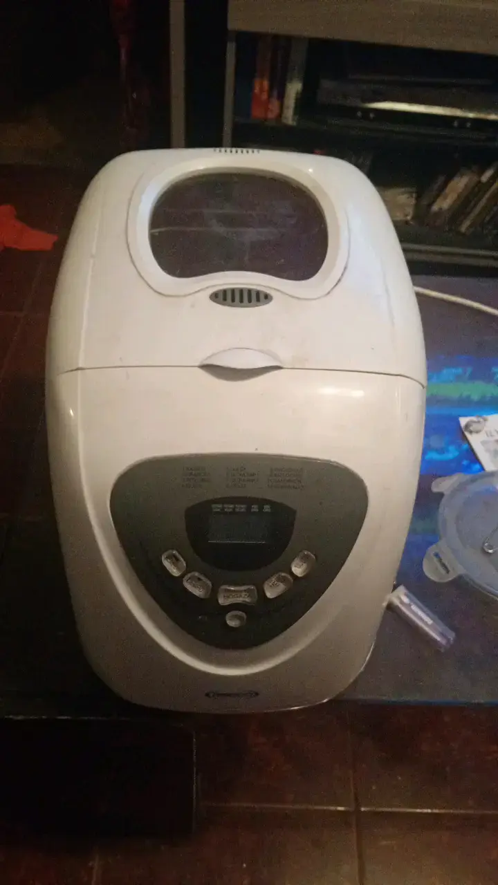 Máquina para hacer pan Oster blanca