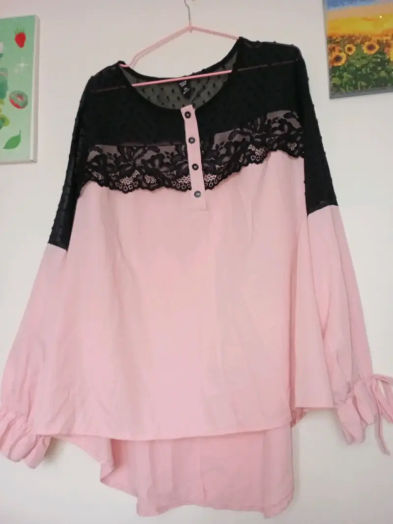 Blusa rosa con encaje negro para mujer