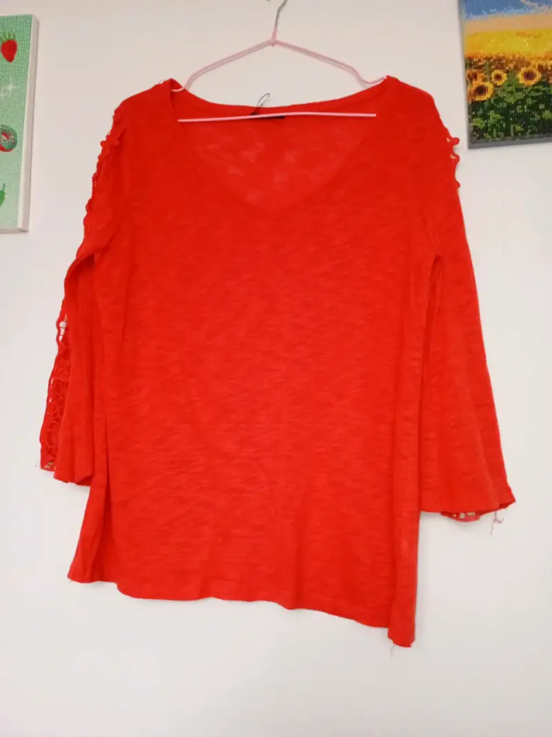 Blusa naranja con mangas de encaje