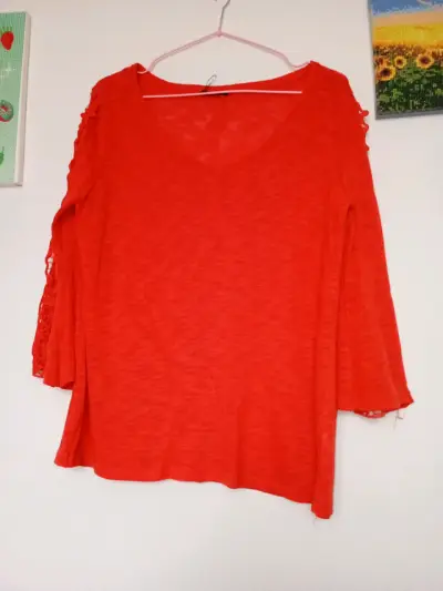 Blusa naranja con mangas de encaje - miniatura 1
