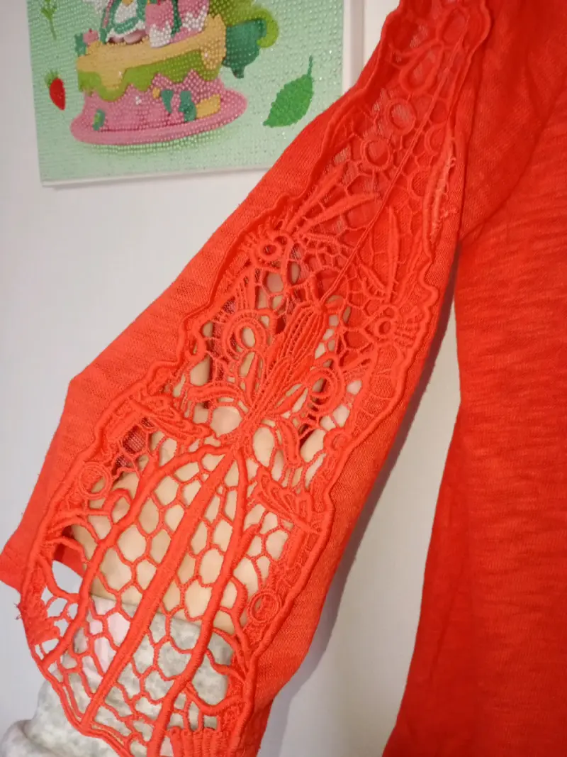 Blusa naranja con mangas de encaje - 2
