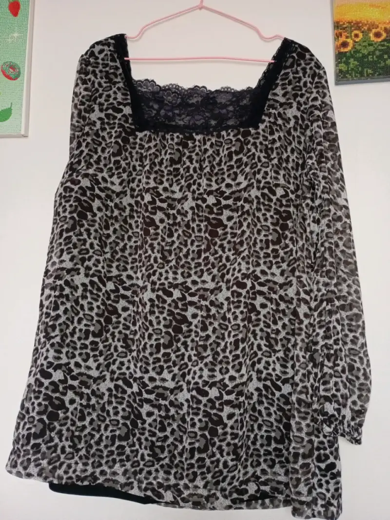 Blusa estampado animal print con encaje